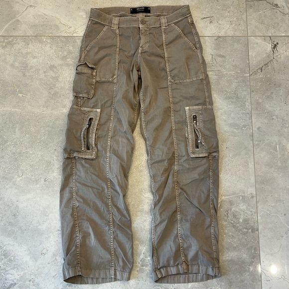 Hollister Low-Rise Baggy Zipper Pocket Cargo Pants - Size w26Regular (length) - Picture 6 of 9
